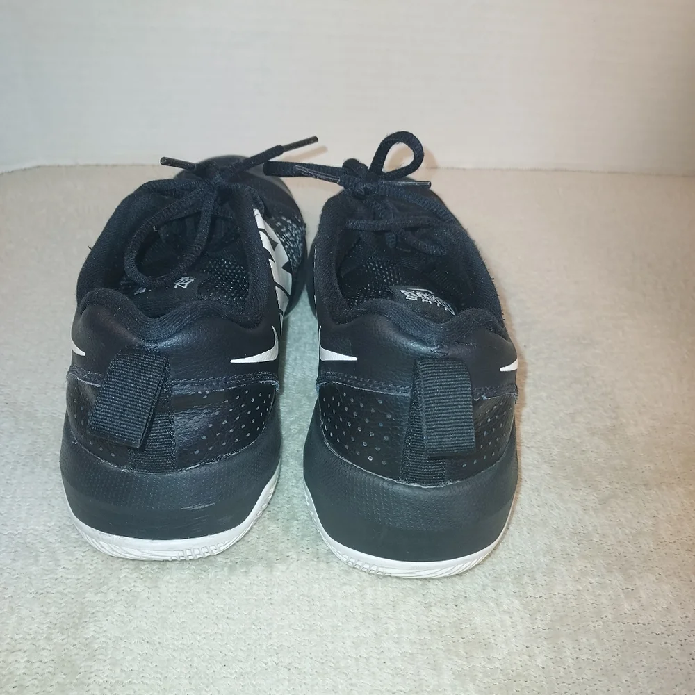 Nike Hustle Quick Boys Black/white  Basketball Shoes size Y6.5 / Eur 39